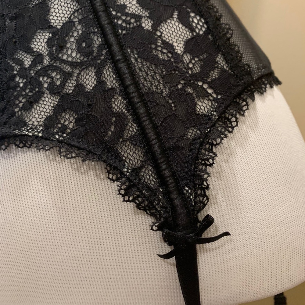VS vintage black lace rhinestone garter belt - Picture 3 of 13